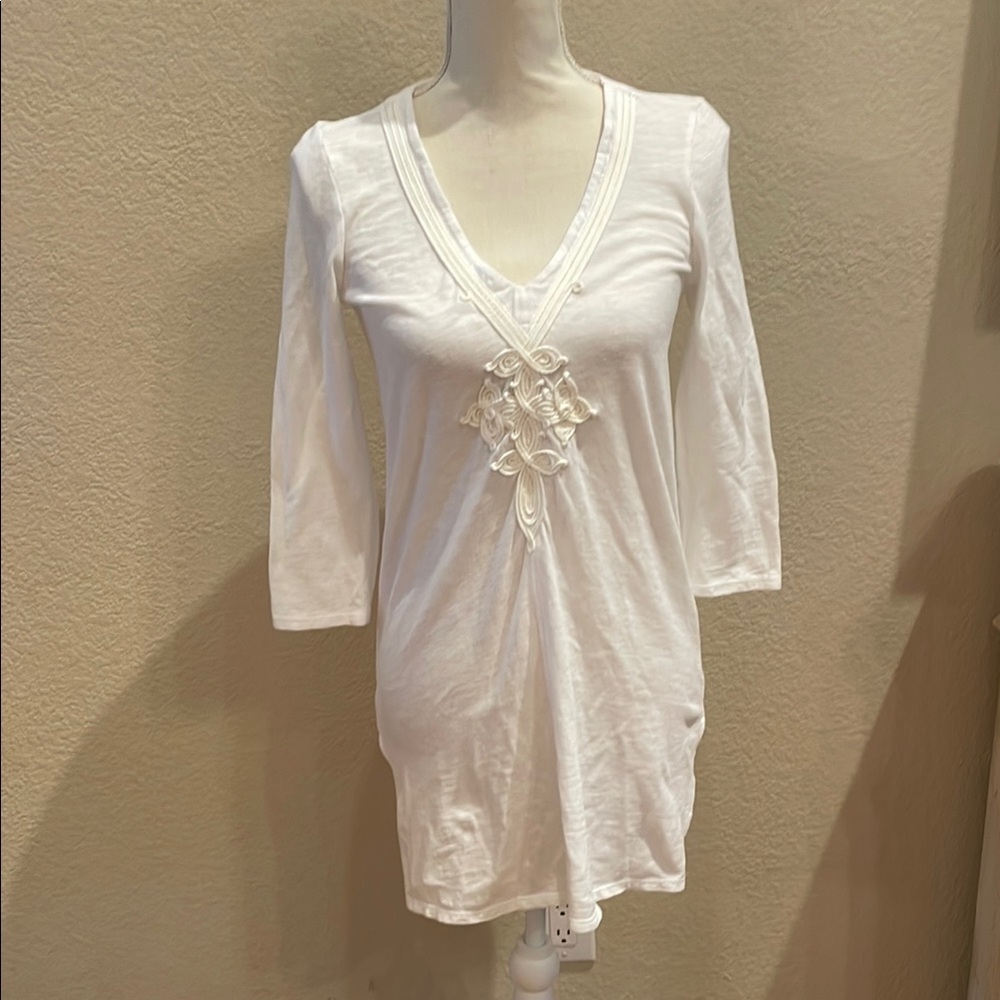 Chic Lilly Pulitzer White V-Neck Tunic with Embroidered Detail